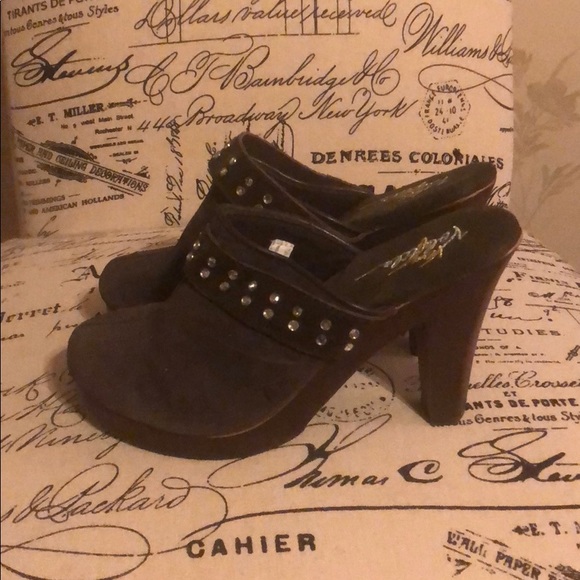 Shoes - Picture 2 of 8